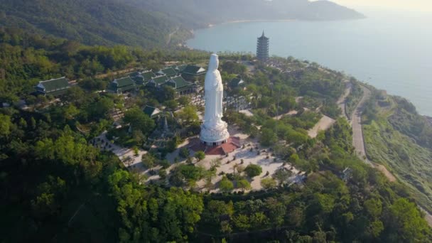 Αεροφωτογραφία της λεγόμενης Lady Buddha στην πόλη Danang. Τουριστικός προορισμός στο κεντρικό Βιετνάμ. Ταξίδι στο Βιετνάμ έννοια — Αρχείο Βίντεο