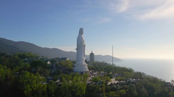 Foto aérea de la llamada Lady Buddha en la ciudad de Danang. Destino turístico del centro de Vietnam. Viajar a Vietnam concepto — Vídeo de stock