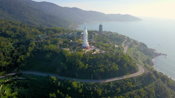 Luchtopname van de zogenaamde Lady Boeddha in de stad Danang. Toeristische bestemming in centraal Vietnam. Reis naar Vietnam concept — Stockvideo