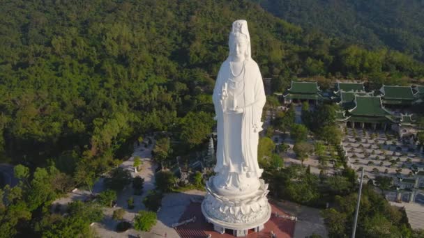Foto aérea de la llamada Lady Buddha en la ciudad de Danang. Destino turístico del centro de Vietnam. Viajar a Vietnam concepto — Vídeos de Stock