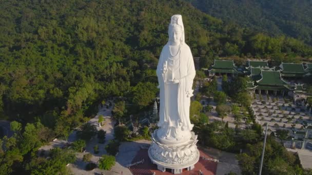 Danang şehrindeki sözde Buda Hanım 'ın hava görüntüsü. Vietnam 'ın merkezinde bir turizm merkezi. Vietnam 'a seyahat — Stok video