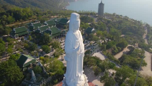 Danang şehrindeki sözde Buda Hanım 'ın hava görüntüsü. Vietnam 'ın merkezinde bir turizm merkezi. Vietnam 'a seyahat — Stok video