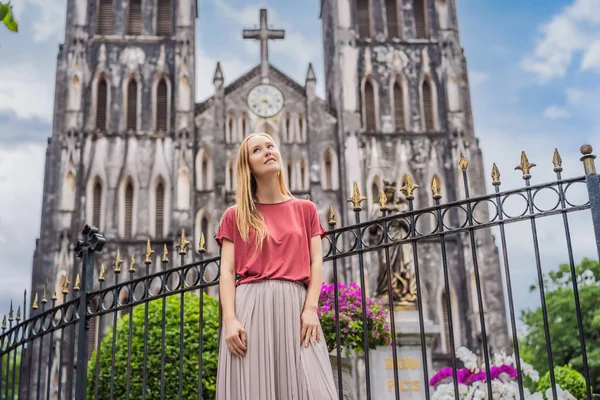 Young woman tourist on background of St Josephs Cathedral in Hanoi. Vietnam reopens after coronavirus quarantine COVID 19 — Stock Photo, Image