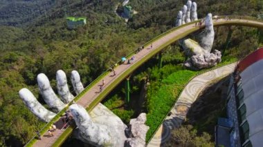 Danang şehrindeki Altın Köprü 'nün havadan görüntüsü. Vietnam 'ın merkezinde bir turizm merkezi. Vietnam 'a seyahat