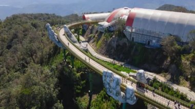 Danang şehrindeki Altın Köprü 'nün havadan görüntüsü. Vietnam 'ın merkezinde bir turizm merkezi. Vietnam 'a seyahat