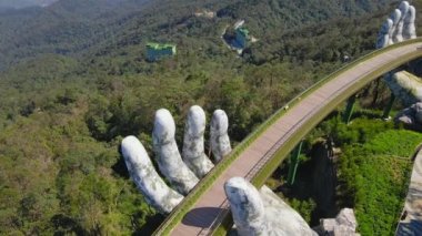 Danang şehrindeki Altın Köprü 'nün havadan görüntüsü. Vietnam 'ın merkezinde bir turizm merkezi. Vietnam 'a seyahat