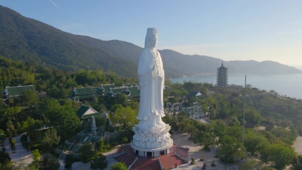 Flygfoto av den så kallade Lady Buddha i staden Danang. Turistmål i centrala Vietnam. Resor till Vietnam konceptet — Stockvideo