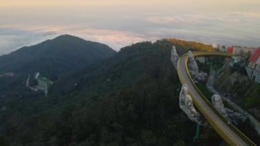 Danang şehrindeki Altın Köprü 'nün havadan görüntüsü. Vietnam 'ın merkezinde bir turizm merkezi. Vietnam 'a seyahat