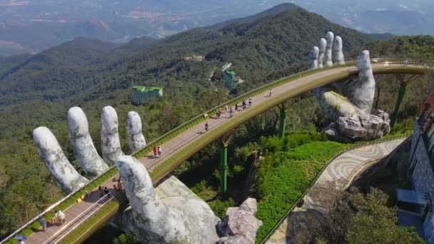 Aerial shot of the Golden Bridge in the city of Danang. Destino turístico del centro de Vietnam. Viajar a Vietnam concepto — Vídeos de Stock