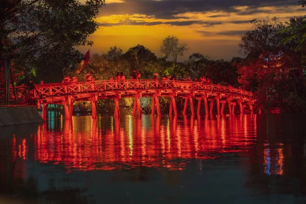 Hanoi Vörös Híd éjjel. A Hoan Kiem-tó felett átívelő, vörösre festett fa híd összeköti a partot és a Jáde-szigetet, amelyen az Ngoc Son Temple áll. — Stock Fotó