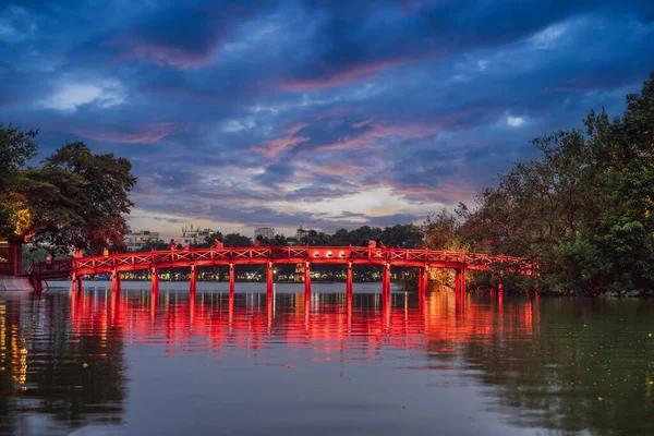 Czerwony Most Hanoi w nocy. Drewniany czerwony-malowany most nad Hoan Kiem Jezioro łączy brzeg i Jade Wyspa, na której stoi Ngoc Son Temple — Zdjęcie stockowe