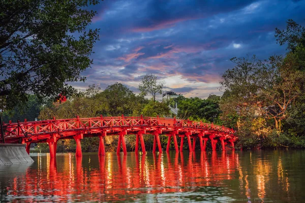 Ανόι Red Bridge τη νύχτα. Η ξύλινη κόκκινη γέφυρα πάνω από τη λίμνη Hoan Kiem συνδέει την ακτή και το νησί Jade στην οποία βρίσκεται ο Ναός Ngoc Son — Φωτογραφία Αρχείου
