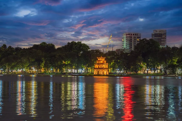 Puente Rojo Hanoi por la noche. El puente pintado de rojo de madera sobre el lago Hoan Kiem conecta la orilla y la isla de Jade en la que se encuentra el templo de Ngoc Son. —  Fotos de Stock