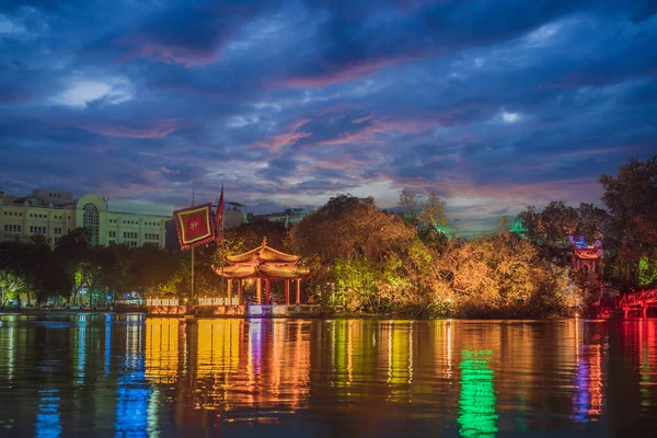 Hanoi Vörös Híd éjjel. A Hoan Kiem-tó felett átívelő, vörösre festett fa híd összeköti a partot és a Jáde-szigetet, amelyen az Ngoc Son Temple áll. — Stock Fotó