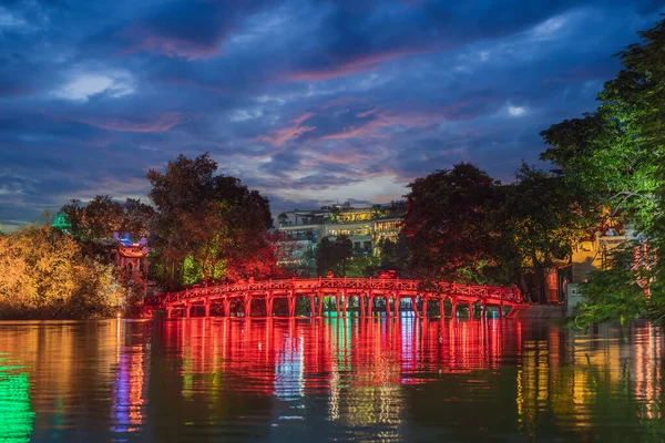 Červený most Hanoi v noci. Dřevěný červeně natřený most přes jezero Hoan Kiem spojuje břeh a Nefritový ostrov, na kterém stojí chrám Ngoc Son — Stock fotografie