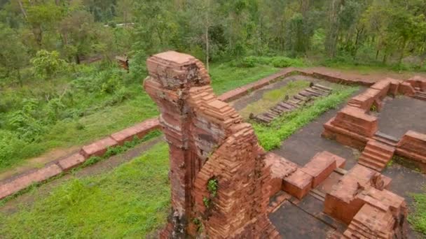 Vista aérea de ruinas en el Santuario de Mi Hijo, restos de una antigua civilización Cham en Vietnam. Destino turístico en la ciudad de Danang. Viajar a Vietnam concepto — Vídeo de stock