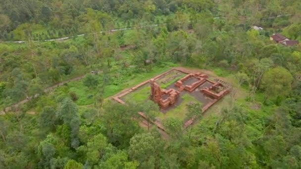 Luchtfoto van ruïnes in het My Son Sanctuary, resten van een oude Cham beschaving in Vietnam. Toeristische bestemming in de stad Danang. Reis naar Vietnam concept — Stockvideo