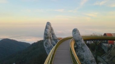 Danang şehrindeki Altın Köprü 'nün havadan görüntüsü. Vietnam 'ın merkezinde bir turizm merkezi. Vietnam 'a seyahat