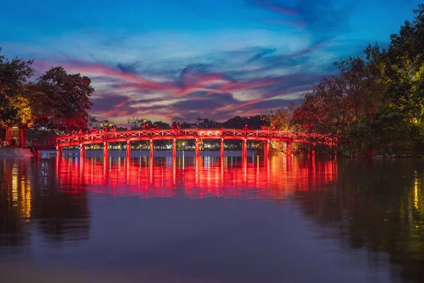 Ανόι Red Bridge τη νύχτα. Η ξύλινη κόκκινη γέφυρα πάνω από τη λίμνη Hoan Kiem συνδέει την ακτή και το νησί Jade στην οποία βρίσκεται ο Ναός Ngoc Son — Φωτογραφία Αρχείου