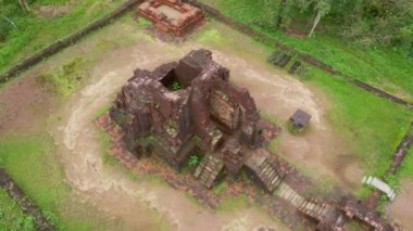 Oğlum Sığınağı 'ndaki harabelerin havadan görünüşü Vietnam' daki antik bir Cham medeniyetinin kalıntıları. Danang şehrinde bir turizm merkezi. Vietnam 'a seyahat