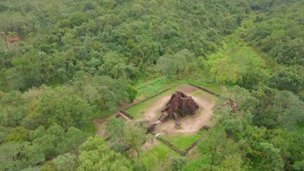 Widok z lotu ptaka ruin w Sanktuarium Mojego Syna, pozostałości starożytnej cywilizacji Cham w Wietnamie. Miejscowość turystyczna w mieście Danang. Podróż do Wietnamu — Wideo stockowe