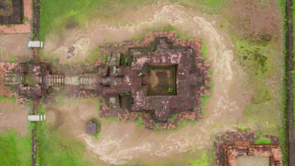 Top down Luchtfoto van ruïnes in het My Son Sanctuary, overblijfselen van een oude Cham beschaving in Vietnam. Toeristische bestemming in de stad Danang. Reis naar Vietnam concept — Stockvideo
