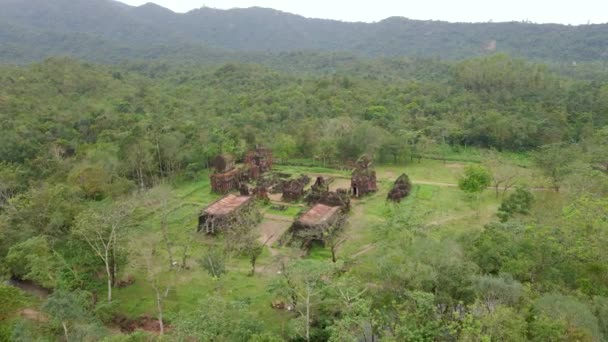 Luchtfoto van ruïnes in het My Son Sanctuary, resten van een oude Cham beschaving in Vietnam. Toeristische bestemming in de stad Danang. Reis naar Vietnam concept — Stockvideo