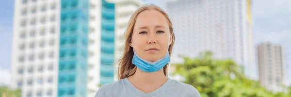 Unsachgemäßes Tragen von Masken. Frau mit Maske falsch BANNER, LANG FORMAT — Stockfoto