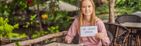 Młoda kobieta w kawiarni pokazuje znak - bez słomek proszę. Żadnego plastiku. Globalny problem ochrony środowiska BANNER, LONG FORMAT — Zdjęcie stockowe