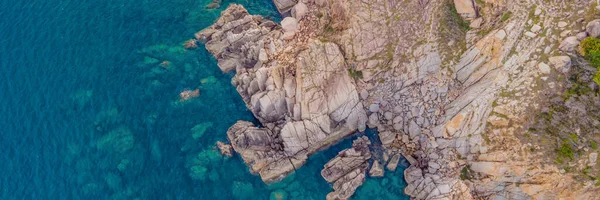 Flygfoto över havsvågor och fantastiska Rocky Coast BANNER, LONG FORMAT — Stockfoto