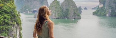 Banner, uzun formatlı çekici kadın Halong Körfezi 'nde geziyor. Vietnam. Asya 'ya seyahat, mutluluk duygusu, yaz tatili konsepti. Resimli deniz manzarası. Ha Long Körfezi, Vietnam