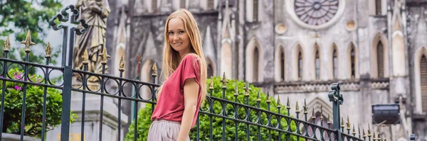 BANNER, LONG FORMAT Young woman tourist on background of St Josephs Cathedral in Hanoi. Vietnam reopens after coronavirus quarantine COVID 19 — Stock Photo, Image
