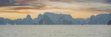 Resimli deniz manzarası. Ha Long Bay, Vietnam Bayrağı, Uzun Format