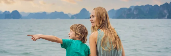 БІЛЬШІСТЬ мандрівників із сином подорожують човном у бухті Хей - Бей. В'єтнам. Подорож в Азію, емоції щастя, літнє свято. Подорожі з дитячою концепцією. Після COVID 19 — стокове фото