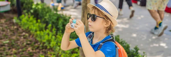 Маленький хлопчик-фотограф, який фотографує іграшкову камеру BANNER, LONG FORMAT — стокове фото