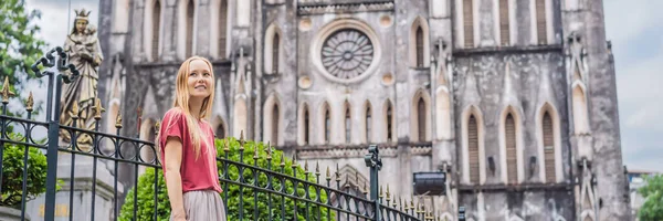 BANNER, LONG FORMAT Ung kvinna turist på bakgrund av St Josephs Cathedral i Hanoi. Vietnam återupptas efter karantänen för coronavirus COVID 19 — Stockfoto