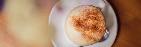 BANNER, DLOUHÝ FORMAT Top pohled šálek kávy Giang vejce na dřevěném pozadí. Vietnamská káva v Ha Noi, Vietnam. Vejce jsou bita kávou, horkým nápojem nebo ledem — Stock fotografie