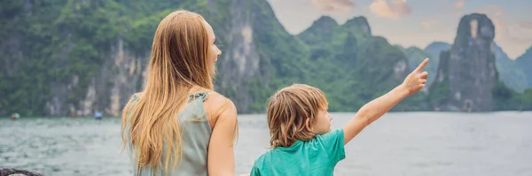 BANNER, LONG FORMAT Maman et son fils voyagent en bateau dans la baie d'Halong. Vietnam. Voyage en Asie, émotion de bonheur, concept de vacances d'été. Voyager avec des enfants concept. Après COVID 19 — Photo