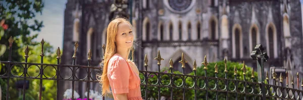 Eine junge Touristin im Hintergrund der St. Josephs Kathedrale in Hanoi. Vietnam öffnet nach Coronavirus-Quarantäne wieder COVID 19 BANNER, LONG FORMAT — Stockfoto