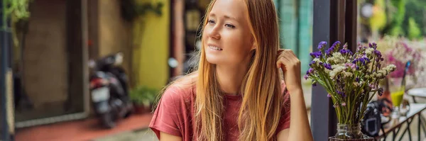 BANNER, LANG FORMAT Eine junge Reisende trinkt vietnamesischen Kaffee mit Ei, sitzend an den Bahngleisen, die durch ein Wohngebiet in der Stadt Hanoi führen. Hanoi Train Street ist ein berühmter Tourist — Stockfoto