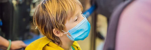 Niño viajero con máscara facial médica para proteger el coronavirus en el aeropuerto BANNER, FORMATO LARGO — Foto de Stock