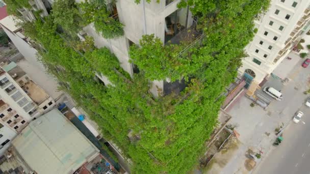 Повітряний постріл будівлі, покритий рослинами. Концепція зеленого дизайну міст. Вертикальний ліс — стокове відео