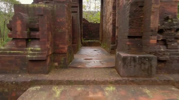 Luchtfoto van ruïnes in het My Son Sanctuary, resten van een oude Cham beschaving in Vietnam. Toeristische bestemming in de stad Danang. Reis naar Vietnam concept — Stockvideo