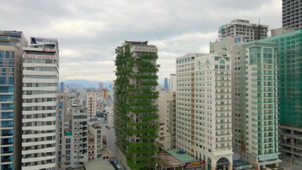 28.11.2020-Danang, Vietnam: plano aéreo del edificio Chicland cubierto de plantas. Concepto de diseño urbano verde. Bosque vertical — Vídeos de Stock