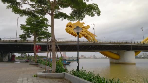 Steadicam shot of the Dragon bridge in the city of Danang in the central part of Vietnam. Travel to Vietnam concept — Stock Video