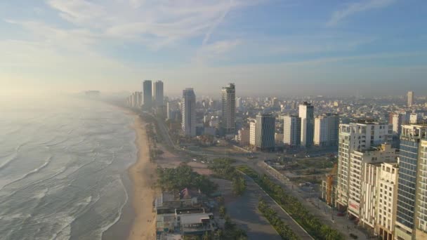 Filmagem de câmera lenta aérea da parte costeira da cidade de Danang, no centro do Vietnã. Viagem ao conceito central do Vietnã — Vídeo de Stock