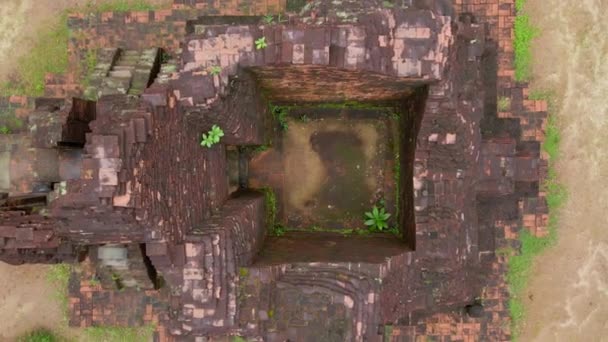 Top down Luchtfoto van ruïnes in het My Son Sanctuary, overblijfselen van een oude Cham beschaving in Vietnam. Toeristische bestemming in de stad Danang. Reis naar Vietnam concept — Stockvideo