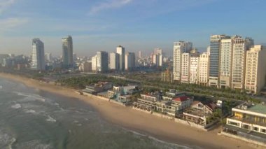 Vietnam 'ın ortasındaki Danang şehrinin kıyı kesiminin havadan yavaş çekimi. Vietnam 'ın merkezine seyahat