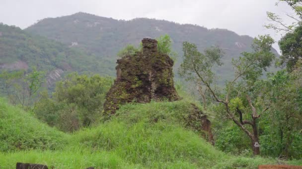 Coup de feu à la main de ruines dans le sanctuaire My Son, vestiges d'une ancienne civilisation Cham au Vietnam. Destination touristique dans la ville de Danang. Voyage au Vietnam concept — Video