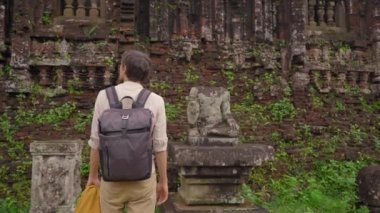 Genç bir turist, Vietnam 'daki antik bir Cham medeniyetinin kalıntıları olan Oğlum Sığınağı' ndaki harabelerde yürüyor. Danang şehrindeki turizm beldesi. Vietnam 'a seyahat